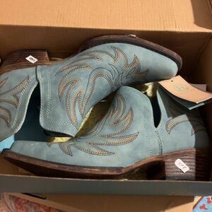 Snip toe ankle boots